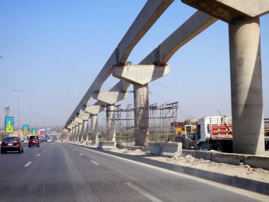Giza, Mısır, 16 Eylül 2023: Giza tek raylı alanı, Arap müteahhitler tarafından 26 Temmuz ekseni ve rayları ile yapım aşamasında, hızlı ulaşım sistemi, en uzun tek raylı şöför
