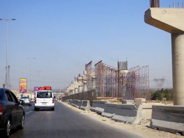 Giza, Mısır, 16 Eylül 2023: Giza tek raylı alanı, Arap müteahhitler tarafından 26 Temmuz ekseni ve rayları ile yapım aşamasında, hızlı ulaşım sistemi, en uzun tek raylı şöför
