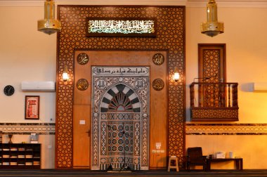 Kahire, Mısır, 17 Eylül 2023: Kahire 'de büyük bir cami, günün İslami beş namazı için yeni bir cami, Müslümanlara ibadet ve ibadet yeri.