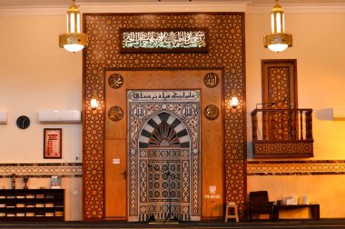 Kahire, Mısır, 17 Eylül 2023: Kahire 'de büyük bir cami, günün İslami beş namazı için yeni bir cami, Müslümanlara ibadet ve ibadet yeri.