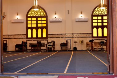 Kahire, Mısır, 17 Eylül 2023: Kahire 'de büyük bir cami, günün İslami beş namazı için yeni bir cami, Müslümanlara ibadet ve ibadet yeri.