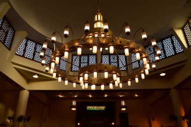 Kahire, Mısır, 17 Eylül 2023: Kahire 'de büyük bir cami, günün İslami beş namazı için yeni bir cami, Müslümanlara ibadet ve ibadet yeri.