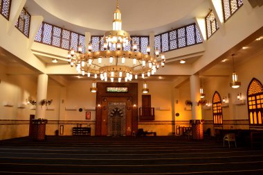 Kahire, Mısır, 17 Eylül 2023: Kahire 'de büyük bir cami, günün İslami beş namazı için yeni bir cami, Müslümanlara ibadet ve ibadet yeri.