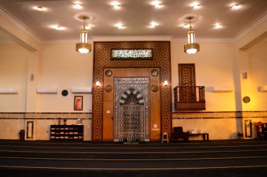 Kahire, Mısır, 17 Eylül 2023: Kahire 'de büyük bir cami, günün İslami beş namazı için yeni bir cami, Müslümanlara ibadet ve ibadet yeri.