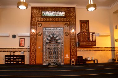 Kahire, Mısır, 17 Eylül 2023: Kahire 'de büyük bir cami, günün İslami beş namazı için yeni bir cami, Müslümanlara ibadet ve ibadet yeri.