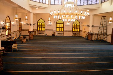 Kahire, Mısır, 17 Eylül 2023: Kahire 'de büyük bir cami, günün İslami beş namazı için yeni bir cami, Müslümanlara ibadet ve ibadet yeri.