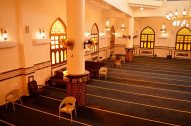 Kahire, Mısır, 17 Eylül 2023: Kahire 'de büyük bir cami, günün İslami beş namazı için yeni bir cami, Müslümanlara ibadet ve ibadet yeri.