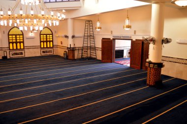 Kahire, Mısır, 17 Eylül 2023: Kahire 'de büyük bir cami, günün İslami beş namazı için yeni bir cami, Müslümanlara ibadet ve ibadet yeri.