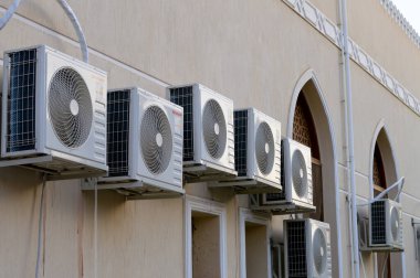 Kahire, Mısır, 17 Eylül 2023: Odanın soğutma ve havalandırma için keskin klima kompresörü, tavan dış ünitesi, Sakai 'deki bir Japon elektronik şirketi