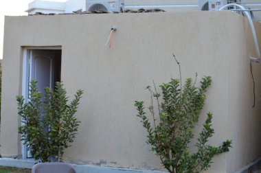 Kahire, Mısır, 17 Eylül 2023: Bahçenin yanındaki cami işçilerinin ikametgahı için inşa edilen büyük ve yeni bir caminin dış odaları, camiler İslami ibadethaneler içindir.