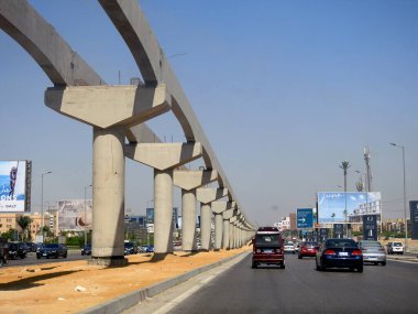 Giza, Mısır, 16 Eylül 2023: Giza tek raylı alanı, Arap müteahhitler tarafından 26 Temmuz ekseni ve rayları ile yapım aşamasında, hızlı ulaşım sistemi, en uzun tek raylı şöför