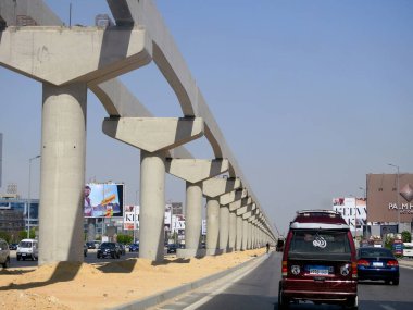 Giza, Mısır, 16 Eylül 2023: Giza tek raylı alanı, Arap müteahhitler tarafından 26 Temmuz ekseni ve rayları ile yapım aşamasında, hızlı ulaşım sistemi, en uzun tek raylı şöför