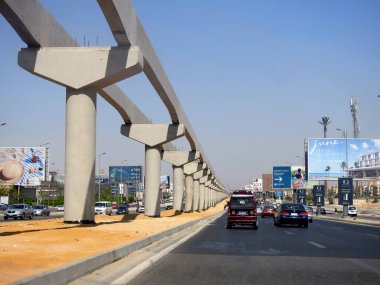 Giza, Mısır, 16 Eylül 2023: Giza tek raylı alanı, Arap müteahhitler tarafından 26 Temmuz ekseni ve rayları ile yapım aşamasında, hızlı ulaşım sistemi, en uzun tek raylı şöför
