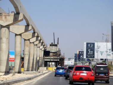 Giza, Mısır, 16 Eylül 2023: Giza tek raylı alanı, Arap müteahhitler tarafından 26 Temmuz ekseni ve rayları ile yapım aşamasında, hızlı ulaşım sistemi, en uzun tek raylı şöför