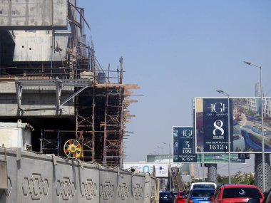 Giza, Mısır, 16 Eylül 2023: Giza tek raylı alanı, Arap müteahhitler tarafından 26 Temmuz ekseni ve rayları ile yapım aşamasında, hızlı ulaşım sistemi, en uzun tek raylı şöför