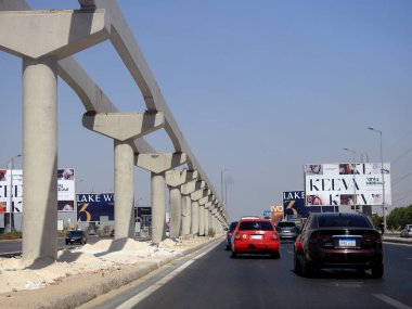 Giza, Mısır, 16 Eylül 2023: Giza tek raylı alanı, Arap müteahhitler tarafından 26 Temmuz ekseni ve rayları ile yapım aşamasında, hızlı ulaşım sistemi, en uzun tek raylı şöför