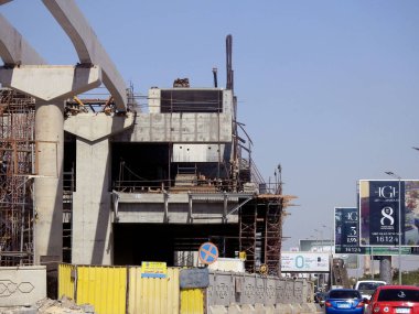 Giza, Mısır, 16 Eylül 2023: Giza tek raylı alanı, Arap müteahhitler tarafından 26 Temmuz ekseni ve rayları ile yapım aşamasında, hızlı ulaşım sistemi, en uzun tek raylı şöför