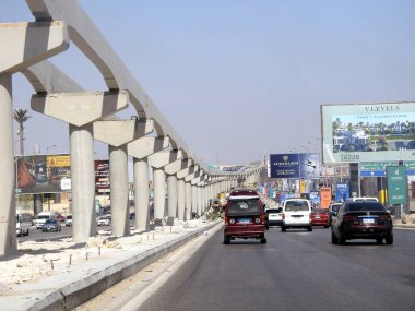Giza, Mısır, 16 Eylül 2023: Giza tek raylı alanı, Arap müteahhitler tarafından 26 Temmuz ekseni ve rayları ile yapım aşamasında, hızlı ulaşım sistemi, en uzun tek raylı şöför