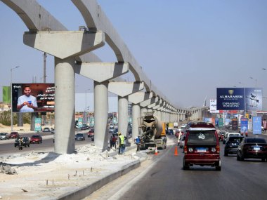 Giza, Mısır, 16 Eylül 2023: Giza tek raylı alanı, Arap müteahhitler tarafından 26 Temmuz ekseni ve rayları ile yapım aşamasında, hızlı ulaşım sistemi, en uzun tek raylı şöför
