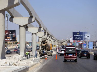 Giza, Mısır, 16 Eylül 2023: Giza tek raylı alanı, Arap müteahhitler tarafından 26 Temmuz ekseni ve rayları ile yapım aşamasında, hızlı ulaşım sistemi, en uzun tek raylı şöför