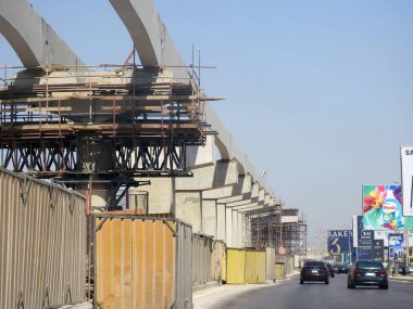 Giza, Mısır, 16 Eylül 2023: Giza tek raylı alanı, Arap müteahhitler tarafından 26 Temmuz ekseni ve rayları ile yapım aşamasında, hızlı ulaşım sistemi, en uzun tek raylı şöför
