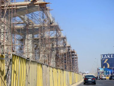 Giza, Mısır, 16 Eylül 2023: Giza tek raylı alanı, Arap müteahhitler tarafından 26 Temmuz ekseni ve rayları ile yapım aşamasında, hızlı ulaşım sistemi, en uzun tek raylı şöför