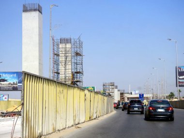 Giza, Mısır, 16 Eylül 2023: Giza tek raylı alanı, Arap müteahhitler tarafından 26 Temmuz ekseni ve rayları ile yapım aşamasında, hızlı ulaşım sistemi, en uzun tek raylı şöför