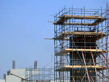 Giza, Mısır, 16 Eylül 2023: Giza tek raylı alanı, Arap müteahhitler tarafından 26 Temmuz ekseni ve rayları ile yapım aşamasında, hızlı ulaşım sistemi, en uzun tek raylı şöför