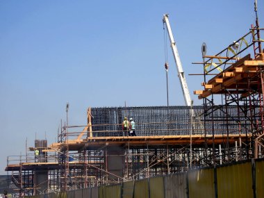 Giza, Mısır, 16 Eylül 2023: Giza tek raylı alanı, Arap müteahhitler tarafından 26 Temmuz ekseni ve rayları ile yapım aşamasında, hızlı ulaşım sistemi, en uzun tek raylı şöför