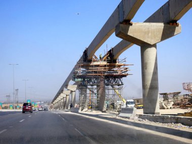 Giza, Mısır, 16 Eylül 2023: Giza tek raylı alanı, Arap müteahhitler tarafından 26 Temmuz ekseni ve rayları ile yapım aşamasında, hızlı ulaşım sistemi, en uzun tek raylı şöför