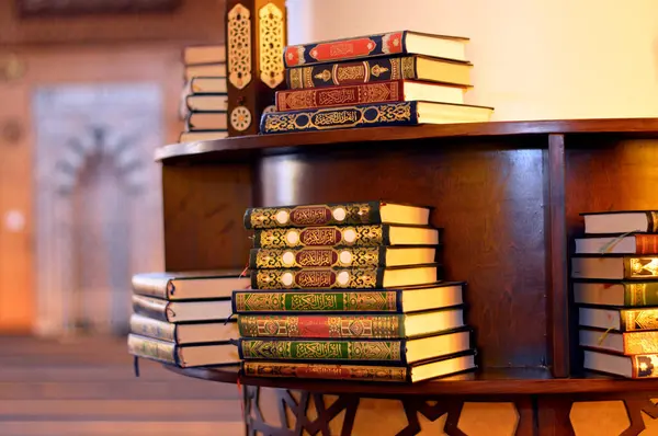 古兰经 的书排成一排 站在一座清真寺的木架上 阿拉伯文本 古兰经 的英文译本 是伊斯兰教的核心宗教经文 来自真主的启示 — 图库照片