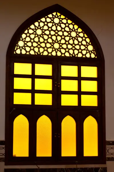 イスラム様式で木とガラスで作られたモスクの窓 イスラム教の5つの祈りのための新しいモスク イスラム教徒のための礼拝と祈りの場所 美しい木製の窓 — ストック写真