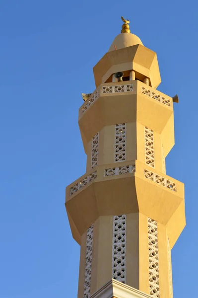 Hög Minaret Med Gyllene Prydnad Moské Mot Blå Himmel Minaret — Stockfoto