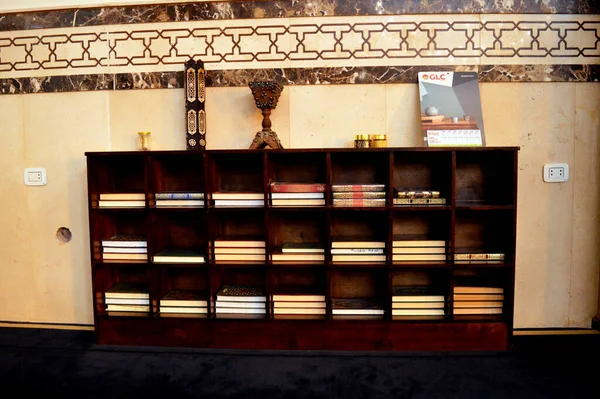 2023年9月17日 埃及开罗 不同尺寸的木制书架上有一本 古兰经 教科书 一个装有大量 古兰经 教科书的木制书柜 以及Mabkhara或Bakhoor Incense — 图库照片