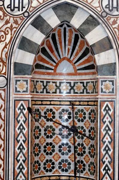 モスクの壁のニッチ キブラを示すモスクのニッチ イスラム教徒が祈るときに直面すべきメッカのカバの方向 グランドモスク内部のキブラの壁 — ストック写真