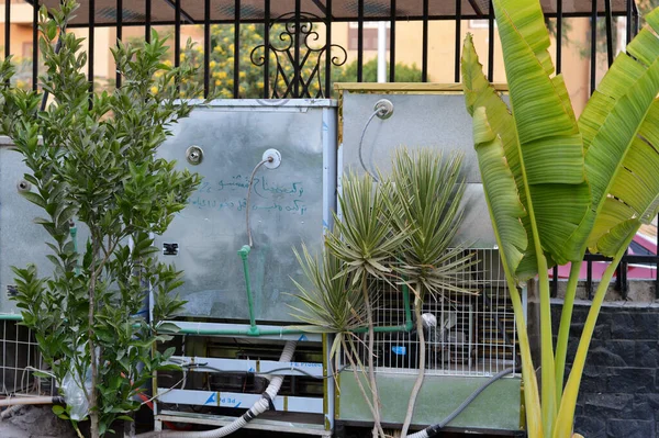 Kahire, Mısır, 17 Eylül 2023: Sadaqah Jariyah olarak camide soğuk su veya devam eden bir hayır kurumu, bir kişi öldükten sonra da ödülleri devam ediyor, bağışların olumlu etkileri devam ediyor.