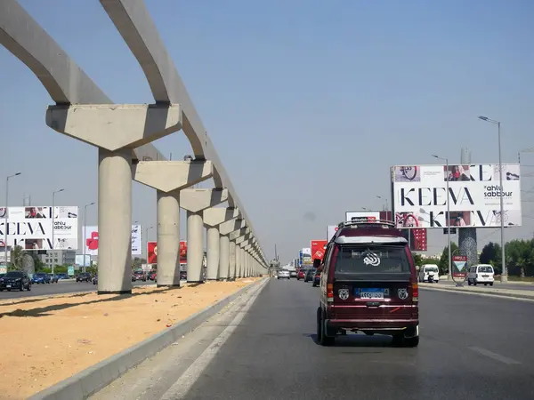 Giza, Mısır, 16 Eylül 2023: Giza tek raylı alanı, Arap müteahhitler tarafından 26 Temmuz ekseni ve rayları ile yapım aşamasında, hızlı ulaşım sistemi, en uzun tek raylı şöför