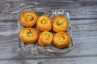 Mini tarçınlı börek, bal ve kuru üzümle tatlandırılmış ve krema ile doldurulmuş, hamur işlerinin seçici odak noktası kruvasan kruvasan fırını yalnız ve servis edilmeye hazır.