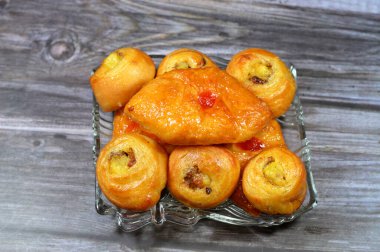 Ballı, şekerli, tatlı şuruplu, vişneli ve mini tarçınlı, ballı, kuru üzümlü ve kremalı hamur işiyle doldurulmuş Mini 'nin arka planı.