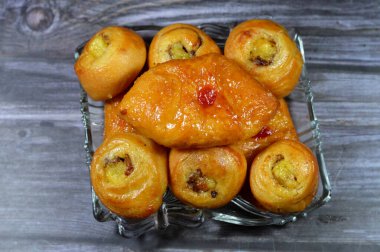 Ballı, şekerli, tatlı şuruplu, vişneli ve mini tarçınlı, ballı, kuru üzümlü ve kremalı hamur işiyle doldurulmuş Mini 'nin arka planı.