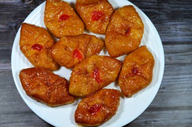 Mini pişmiş Danimarka çöreği, ballı tatlı şurup ve kirazla doldurulmuş, fırında un, şeker ve kahve ile pişirilmiş ve servis edilmeye hazır tatlı fırın hamur tatlısı.