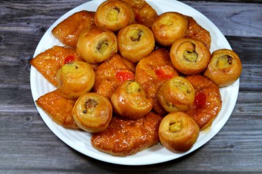 Ballı, şekerli, tatlı şuruplu, vişneli ve mini tarçınlı, ballı, kuru üzümlü ve kremalı hamur işiyle doldurulmuş Mini 'nin arka planı.