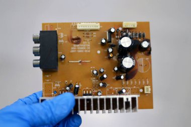 Kahire, Mısır, 19 Eylül 2023: Subwoofer amplifikatör ses kontrol paneli, subwoofer (veya subwoofer) düşük perdeli ses frekanslarını yeniden üretmek için tasarlanmış bir hoparlör.