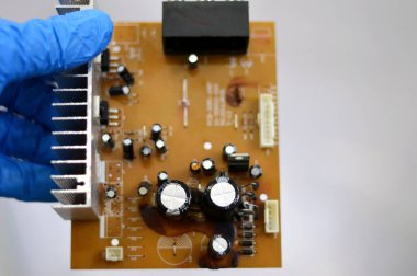 Kahire, Mısır, 19 Eylül 2023: Subwoofer amplifikatör ses kontrol paneli, subwoofer (veya subwoofer) düşük perdeli ses frekanslarını yeniden üretmek için tasarlanmış bir hoparlör.