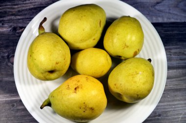 Taze armut meyveleri, armut ağacı ve çalılık, aynı adı taşıyan, armut türlerinin meyveleri meyveleri için değerli olan, Rosaceae familyasından bir Pyrus türüdür.