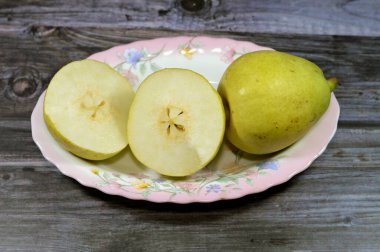 Taze armut meyveleri, armut ağacı ve çalılık, aynı adı taşıyan, armut türlerinin meyveleri meyveleri için değerli olan, Rosaceae familyasından bir Pyrus türüdür.