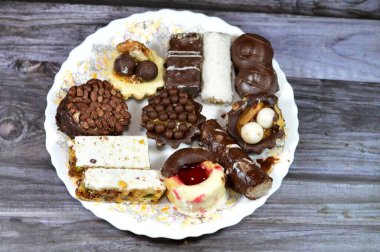 Türlü Fransız samur kurabiyeleri, tereyağı, parçalanmış, çökmüş ve farklı tatlarla kaplanmış, beyaz ve kahverengi çikolata, parçalanmış hindistan cevizi, fındık, çikolata parçaları, küçük ekmek.