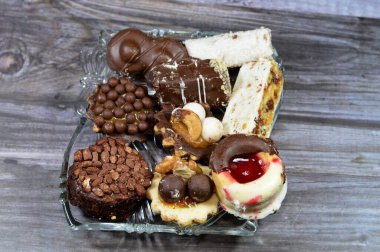 Türlü Fransız samur kurabiyeleri, tereyağı, parçalanmış, çökmüş ve farklı tatlarla kaplanmış, beyaz ve kahverengi çikolata, parçalanmış hindistan cevizi, fındık, çikolata parçaları, küçük ekmek.