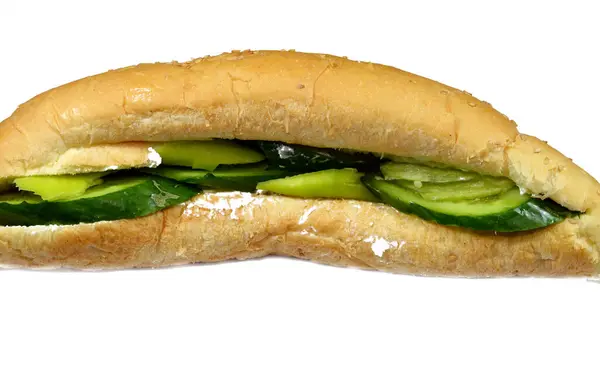 Uzun Susamlı Ekmeğin Içinde Taze Salatalık Yeşil Biber Dilimli Feta — Stok fotoğraf