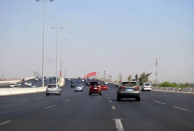 Giza, Mısır, 16 Eylül 2023: 26 Temmuz koridor karayolu geliştirme projesi, Koridorun Kahire-İskenderiye Yolu ile kesiştiği yerden itibaren genişleme ve geliştirme çalışmalarını içeriyor.
